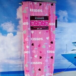 🌼🍒 Hershey's Kisses Oversized Plush Throw Blanket